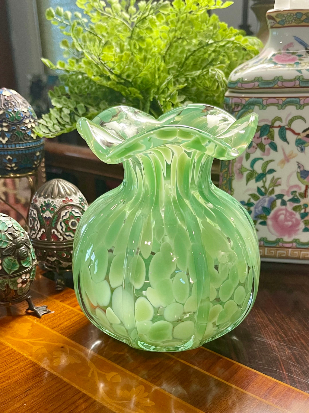 Ruffled Edge Flower Vase